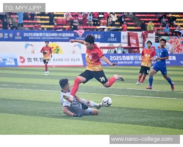 球星亲自上阵体验足球游戏激情对决再现绿茵赛场风采 球星亲自上阵体验足球游戏激情对决再现绿茵赛场风采