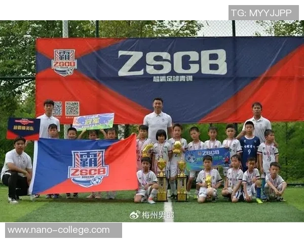 足球明星齐聚一堂合影留念精彩时刻见证绿茵场上荣耀与梦想交织