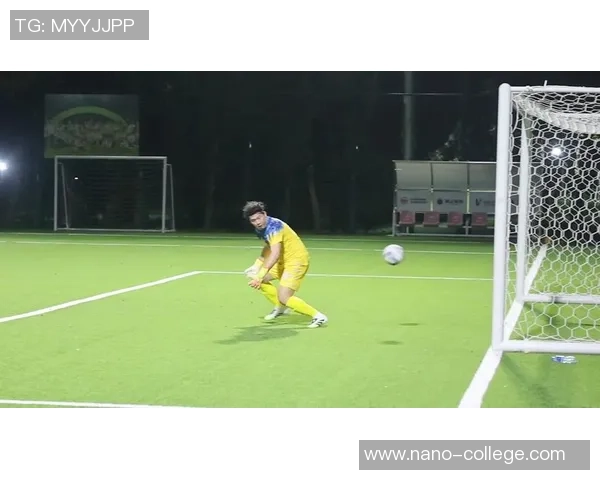 足球巨星射门瞬间定格完美瞬间展现力量与技巧